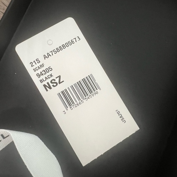 Chanel slim scarf! New condition with tags - Picture 4 of 6